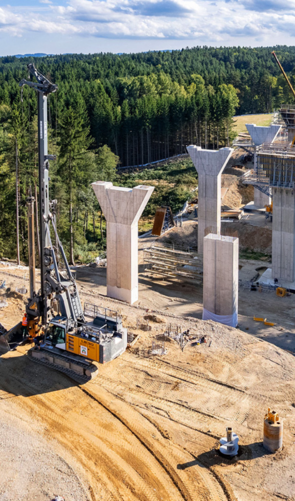 Stavba dálnice D3, estakáda na úseku Kaplice nádr.–Nažidla